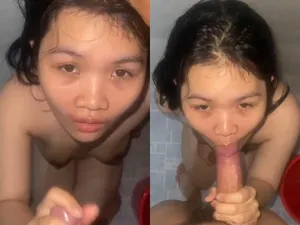 Đang tắm nhưng vẫn thèm bú cu
