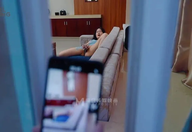 đột nhập xxx em cạnh nhà đang thủ dâm